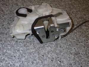 SUZUKI SWIFT HB 04-09 ZAMEK DRZWI PRZEDNI LEWY 6/10 MINIATURA