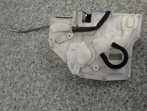 SUZUKI SWIFT HB 04-09 ZAMEK DRZWI PRZEDNI LEWY 7/10 MINIATURA