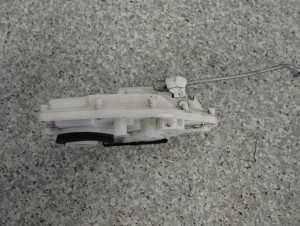 SUZUKI SWIFT HB 04-09 ZAMEK DRZWI PRZEDNI LEWY 9/10 MINIATURA