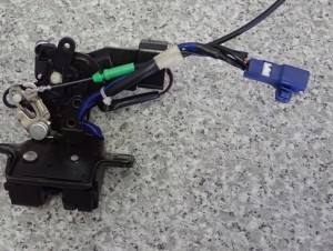 TOYOTA COROLLA E12 HB ZAMEK KLAPY BAGAŻNIKA SB 3/4 MINIATURA