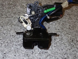 TOYOTA COROLLA E12 HB ZAMEK KLAPY BAGAŻNIKA SB 4/4 MINIATURA