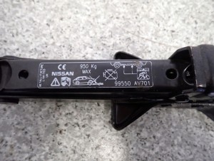 NISSAN LEWAREK PODNOŚNIK SAMOCHODOWY 2/3 MINIATURA