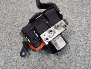 SUZUKI SWIFT 04-09 POMPA ABS 73k1 3/5 MINIATURA