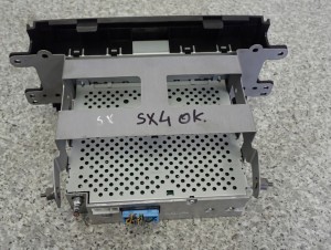 SUZUKI SX4 06-13 RADIO FABRYCZNE 2/6 MINIATURA