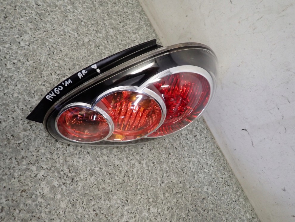 TOYOTA AYGO LIFT 10-12 LAMPA TYLNA PRAWA 8/10