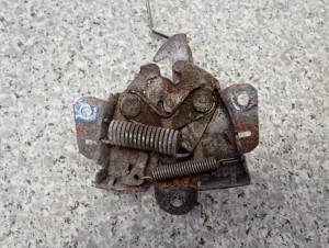 MITSUBISHI COLT 09- ZAMEK MASKI POKRYWY SILNIKA 7/7 MINIATURA