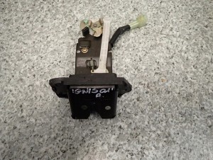 SUZUKI IGNIS 00-07 ZAMEK KLAPY BAGAŻNIKA KLAPY TYŁ