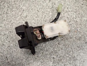 SUZUKI IGNIS 00-07 ZAMEK KLAPY BAGAŻNIKA KLAPY TYŁ 5/6 MINIATURA