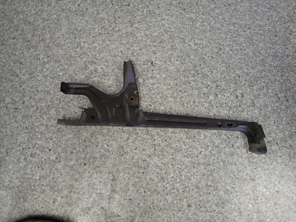 TOYOTA COROLLA VERSO 04- WSPORNIK ZAMKA MASKI 4/6