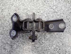 TOYOTA VERSO 09-13 ZAWIASY DRZWI TYLNE LEWE 2/2 MINIATURA