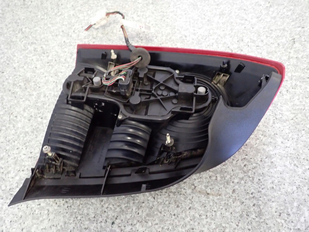 NISSAN PRIMERA 02-07 P12 4D SEDAN LAMPA TYLNA PRAWA 6/7