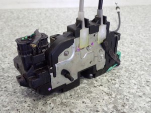 HYUNDAI i30 HB 07-12 ZAMEK DRZWI TYLNY PRAWY 4/7 MINIATURA