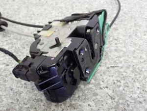 HYUNDAI i30 HB 07-12 ZAMEK DRZWI TYLNY PRAWY 5/7 MINIATURA