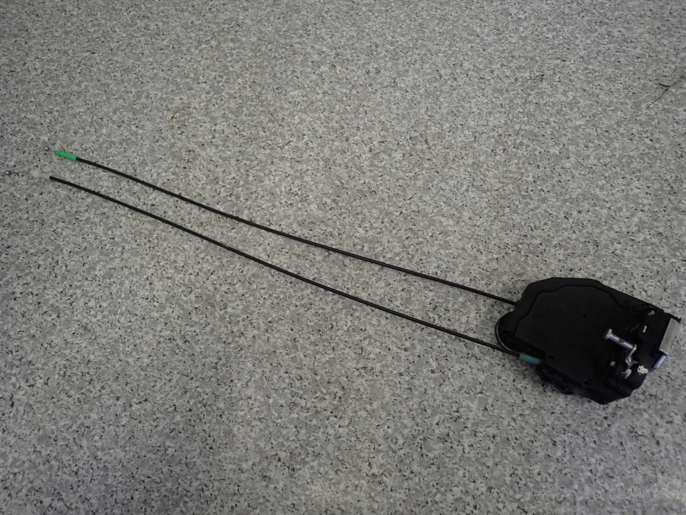 TOYOTA VERSO 09-13 ZAMEK DRZWI TYLNY LEWY 1/5
