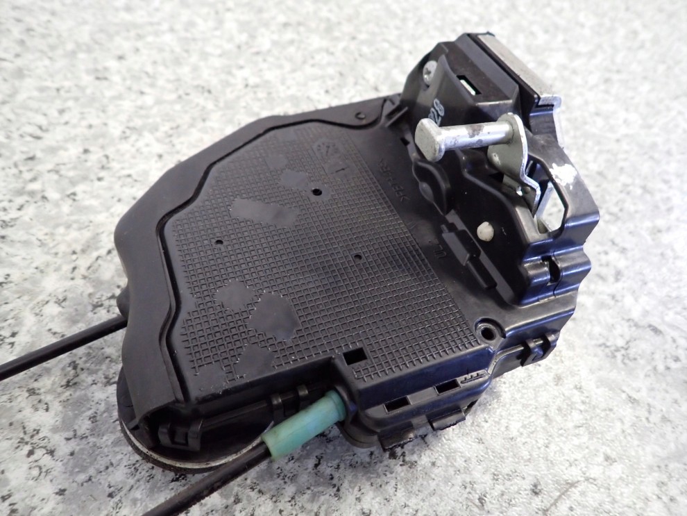 TOYOTA VERSO 09-13 ZAMEK DRZWI TYLNY LEWY 2/5