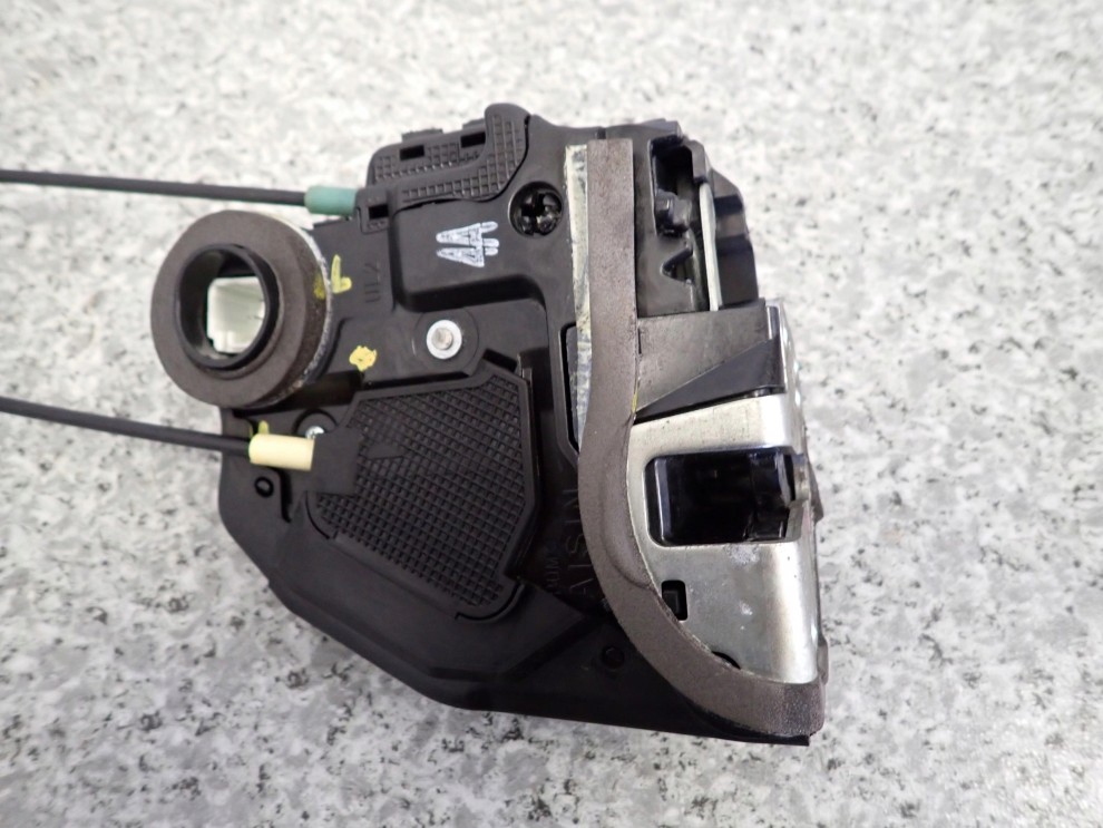 TOYOTA VERSO 09-13 ZAMEK DRZWI TYLNY LEWY 3/5