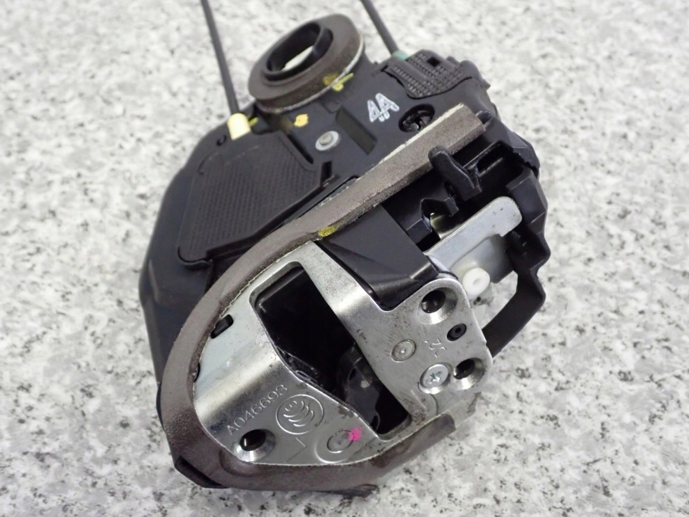 TOYOTA VERSO 09-13 ZAMEK DRZWI TYLNY LEWY 5/5