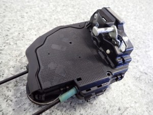 TOYOTA VERSO 09-13 ZAMEK DRZWI TYLNY LEWY 2/5 MINIATURA