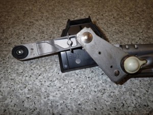 SUZUKI CELERIO 14-19 MECHANIZM WYCIERACZEK PRZÓD 5/6 MINIATURA
