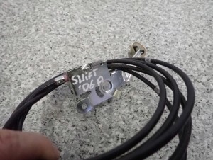 SUZUKI SWIFT MK6 04-09 LINKA KLAPKI PALIWA 2/3 MINIATURA