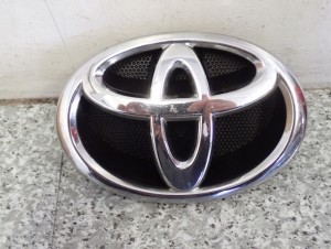 TOYOTA VERSO 09-13 EMBLEMAT ZNACZEK PRZEDNI 2/6 MINIATURA