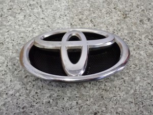 TOYOTA VERSO 09-13 EMBLEMAT ZNACZEK PRZEDNI 3/6 MINIATURA