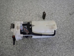 NISSAN PRIMERA P12 2.0 i POMPA PALIWA CZUJNIK PŁYWAK 4/6 MINIATURA