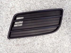 SUZUKI SWIFT 07- ZAŚLEPKA KRATKA HALOGENU PRZEDNIA LEWA 2/5 MINIATURA