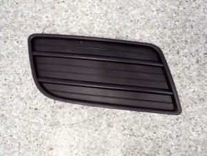 SUZUKI SWIFT 07- ZAŚLEPKA KRATKA HALOGENU PRZEDNIA PRAWA