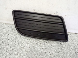 SUZUKI SWIFT 07- ZAŚLEPKA KRATKA HALOGENU PRZEDNIA PRAWA 3/6 MINIATURA