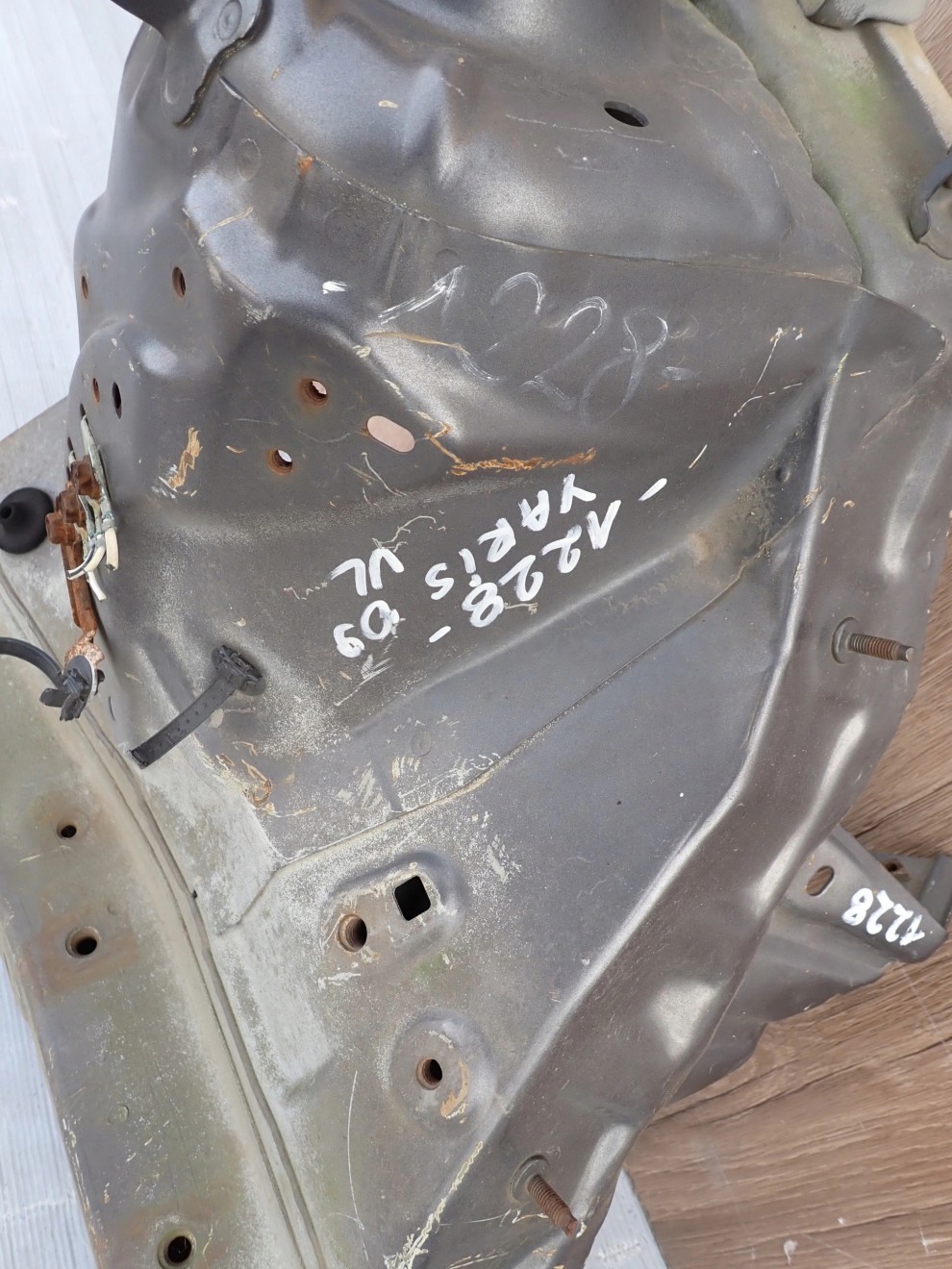 TOYOTA YARIS II 06-11 PODŁUŻNICA LEWA 4/6