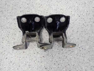 HYUNDAI SANTA FE 01-06 ZAWIASY DRZWI TYLNE LEWE KOMPLET 3/4 MINIATURA