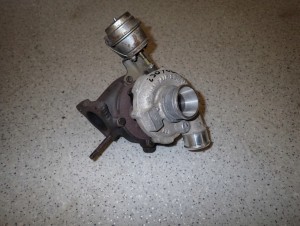 HYUNDAI i30 KIA CEED 06-09 1.6 CRDI TURBINA SPRĘŻARKA 2A400 3/6 MINIATURA