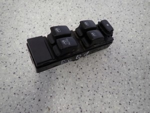 KIA RIO I 01-04 PANEL STEROWANIA SZYB PRZEDNI LEWY 5/6 MINIATURA