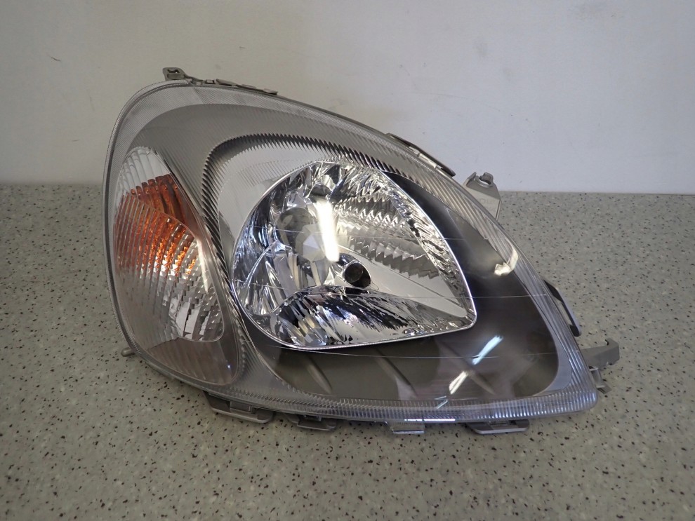 TOYOTA YARIS 99- LAMPA PRZEDNIA PRAWA REFLEKTOR FR 1/15