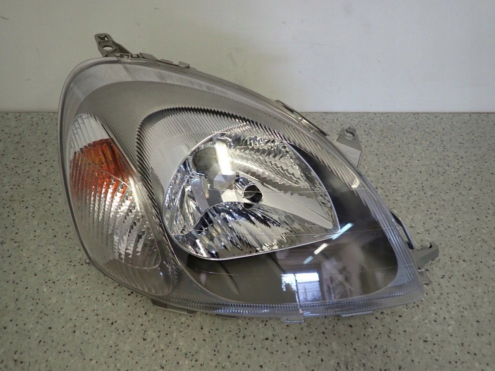 TOYOTA YARIS 99- LAMPA PRZEDNIA PRAWA REFLEKTOR FR 2/15