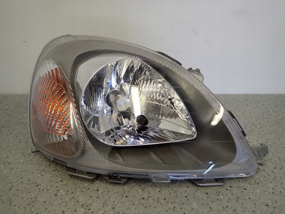 TOYOTA YARIS 99- LAMPA PRZEDNIA PRAWA REFLEKTOR FR 3/15