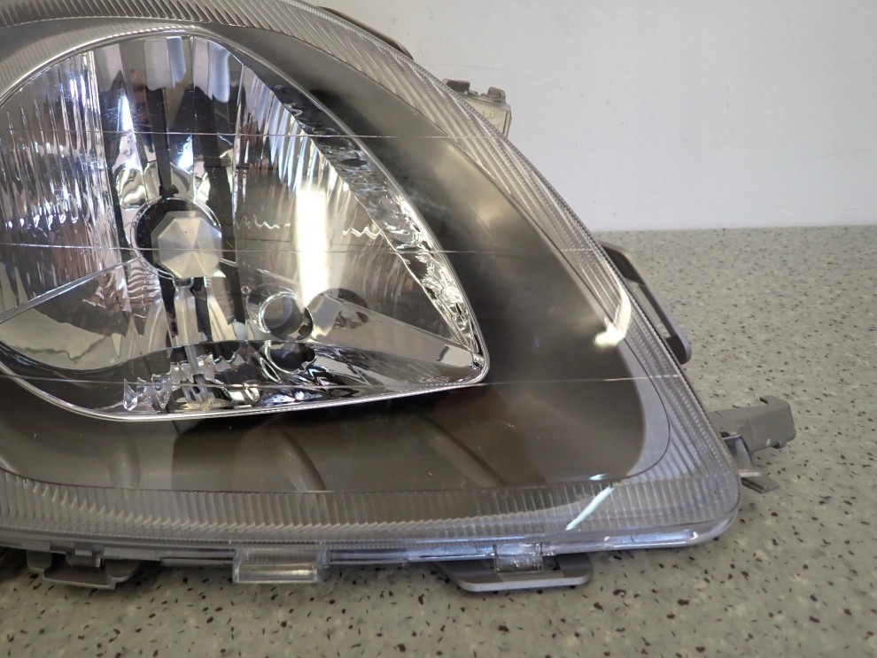 TOYOTA YARIS 99- LAMPA PRZEDNIA PRAWA REFLEKTOR FR 4/15