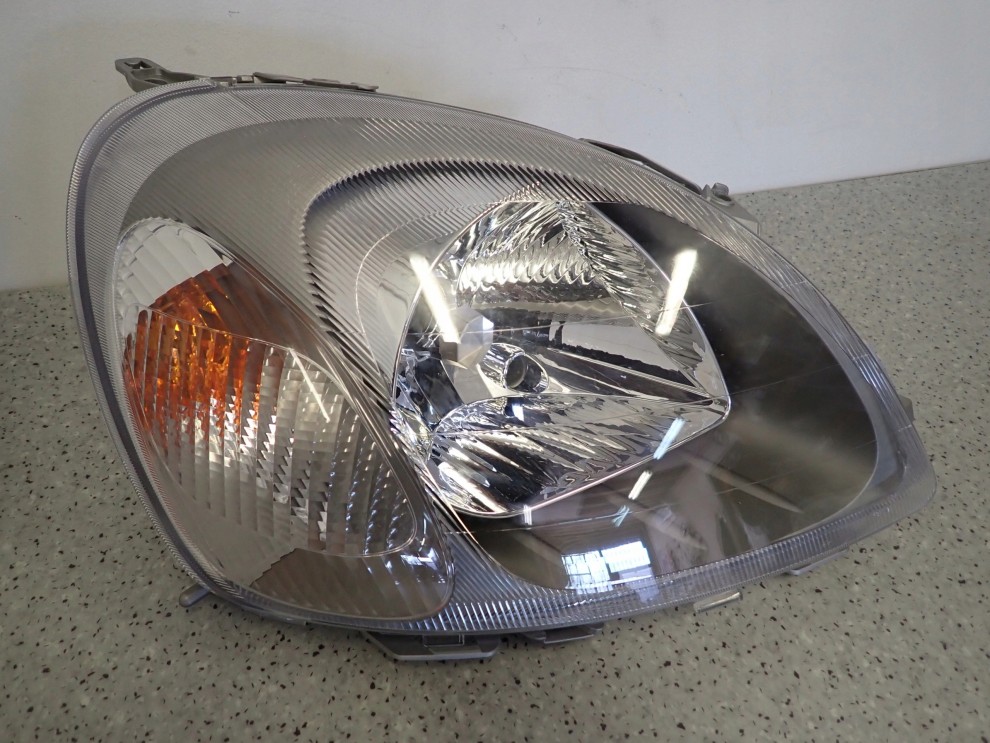 TOYOTA YARIS 99- LAMPA PRZEDNIA PRAWA REFLEKTOR FR 6/15