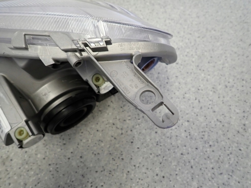 TOYOTA YARIS 99- LAMPA PRZEDNIA PRAWA REFLEKTOR FR 9/15