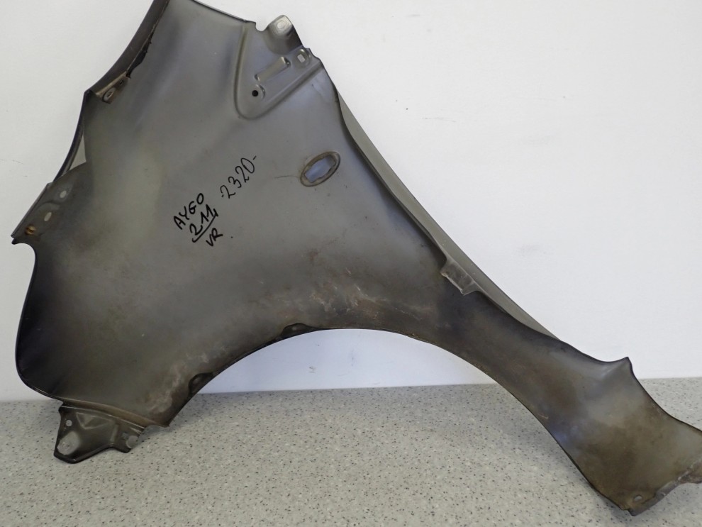 TOYOTA AYGO 05-12 BŁOTNIK PRZEDNI PRAWY Z11 11/12