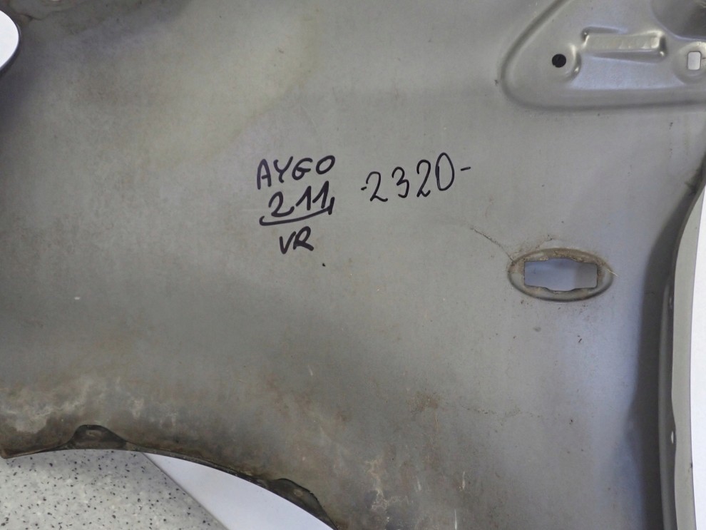 TOYOTA AYGO 05-12 BŁOTNIK PRZEDNI PRAWY Z11 12/12