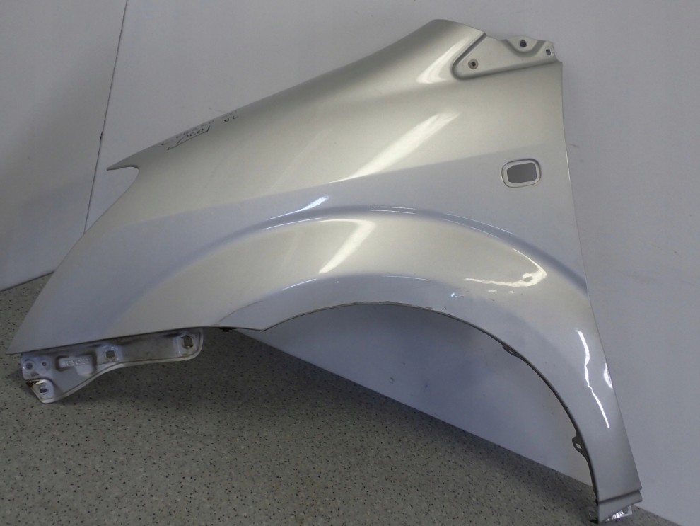 TOYOTA COROLLA VERSO 04-08 BŁOTNIK PRZEDNI LEWY 1C0 3/15