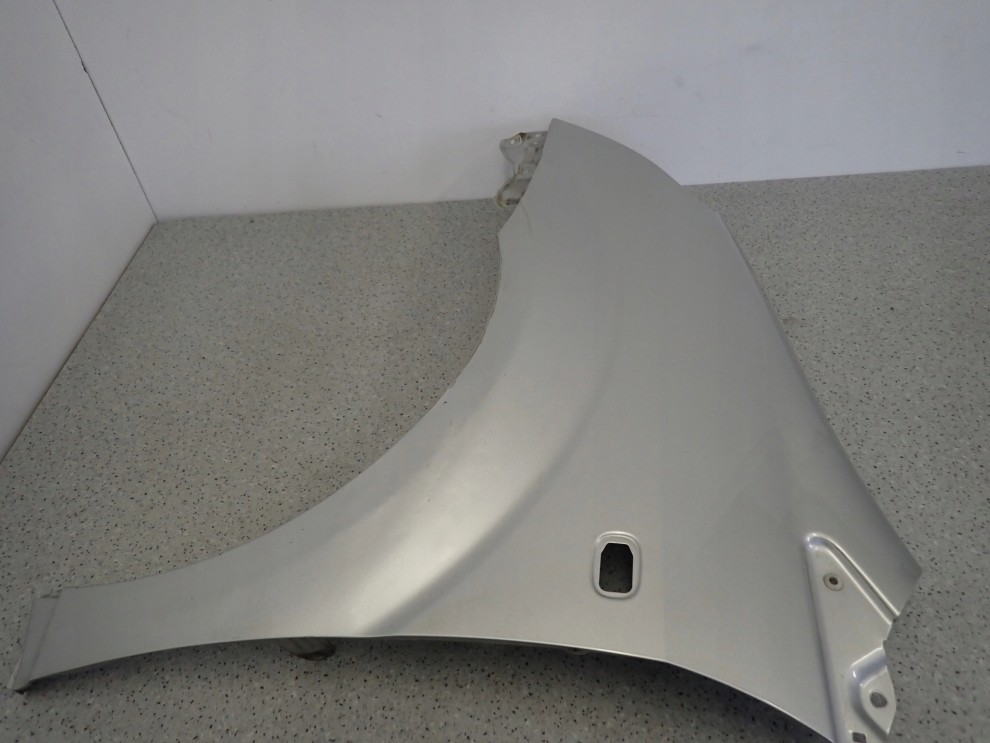 TOYOTA COROLLA VERSO 04-08 BŁOTNIK PRZEDNI LEWY 1C0 8/15