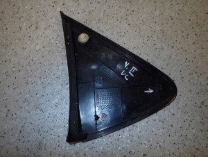 TOYOTA YARIS II 06- TRÓJKĄT PRZEDNI LEWY BŁOTNIKA ZAŚLEPKA 3/5 MINIATURA