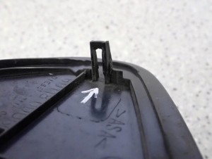 TOYOTA YARIS II 06- TRÓJKĄT PRZEDNI LEWY BŁOTNIKA ZAŚLEPKA 4/5 MINIATURA