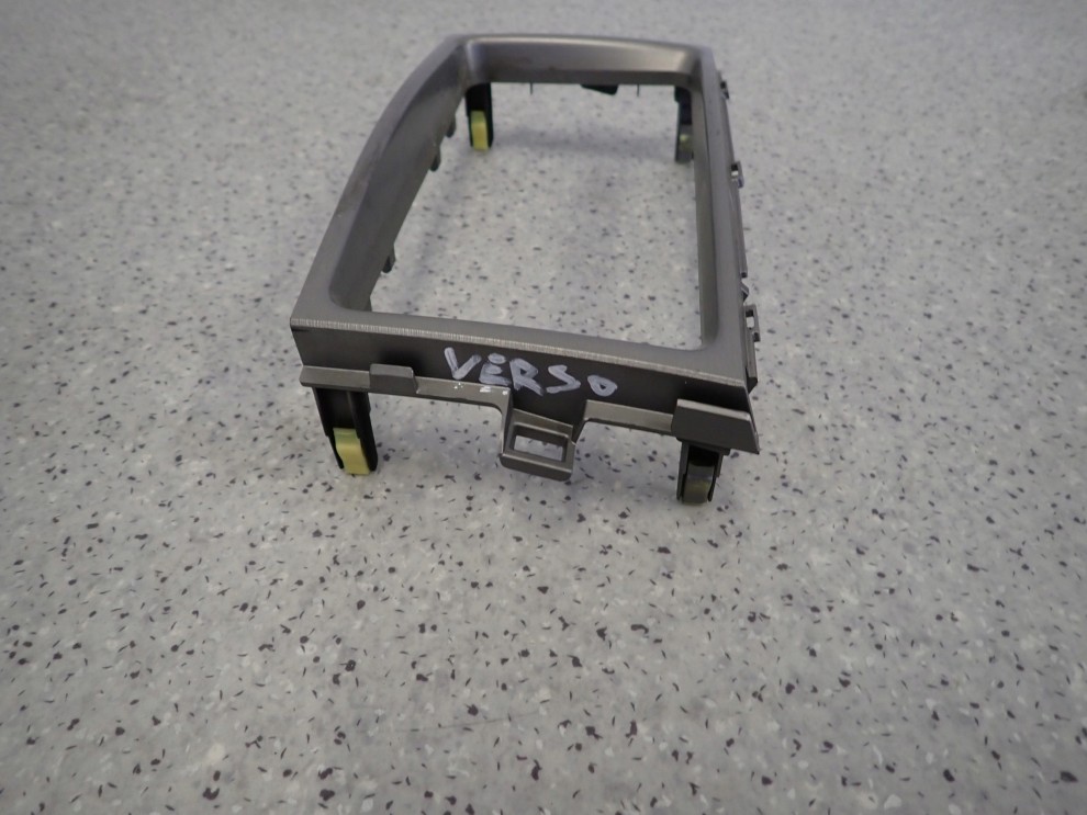 TOYOTA VERSO 09-13 RAMKA RADIA 4/5