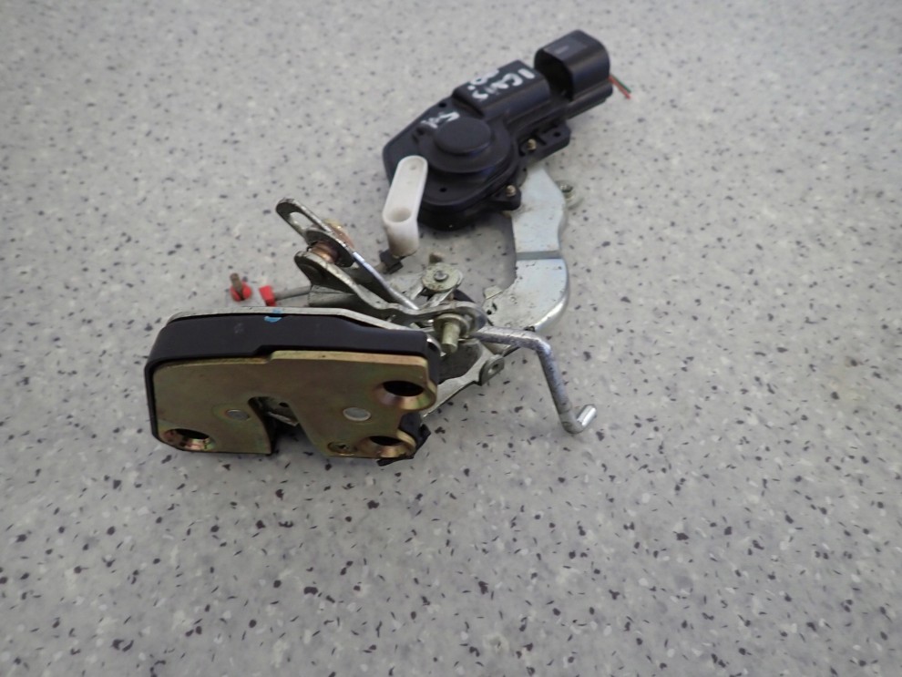 SUZUKI IGNIS 00-03 ZAMEK DRZWI TYLNY LEWY 3/4