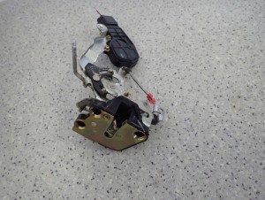 SUZUKI IGNIS 00-03 ZAMEK DRZWI TYLNY LEWY 4/4 MINIATURA