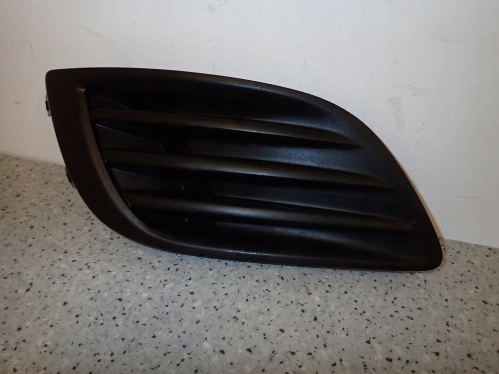 SUZUKI SWIFT MK7 10- ZAŚLEPKA HALOGENU KRATKA PRAWA 2/5
